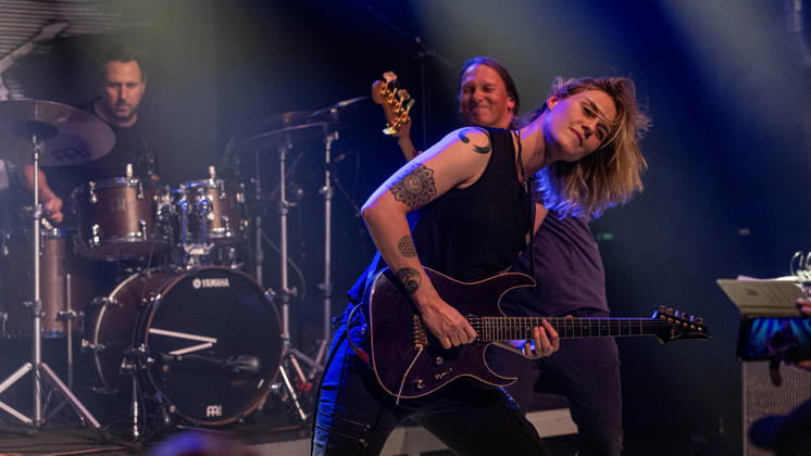 Yasi Hofer and Band at Harmonie Bonn on October 26, 2020 Guitarist Yasi HOFER from Ulm, with her band: Steffen KNAUS on bass and Christoph SCHERER, drums, at a concert at Harmonie Bonn. They’re performing there as part of the Best Of Tour 2026. Their style ranges from rock-inspired guitar parts to fusion. Bonn Harmonie Bonn North Rhine-Westphalia Germany Copyright: xMarcxJohnx