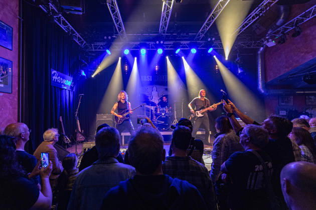 Yasi Hofer and Band at Harmonie Bonn on October 26, 2020 Guitarist Yasi HOFER from Ulm, with her band: Steffen KNAUS on bass and Christoph SCHERER, drums, at a concert at Harmonie Bonn. They’re performing there as part of the Best Of Tour 2026. Their style ranges from rock-inspired guitar parts to fusion. Bonn Harmonie Bonn North Rhine-Westphalia Germany Copyright: xMarcxJohnx
