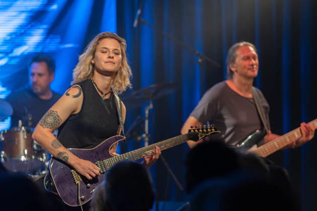 Yasi Hofer and Band at Harmonie Bonn on October 26, 2020 Guitarist Yasi HOFER from Ulm, with her band: Steffen KNAUS on bass and Christoph SCHERER, drums, at a concert at Harmonie Bonn. They’re performing there as part of the Best Of Tour 2026. Their style ranges from rock-inspired guitar parts to fusion. Bonn Harmonie Bonn North Rhine-Westphalia Germany Copyright: xMarcxJohnx