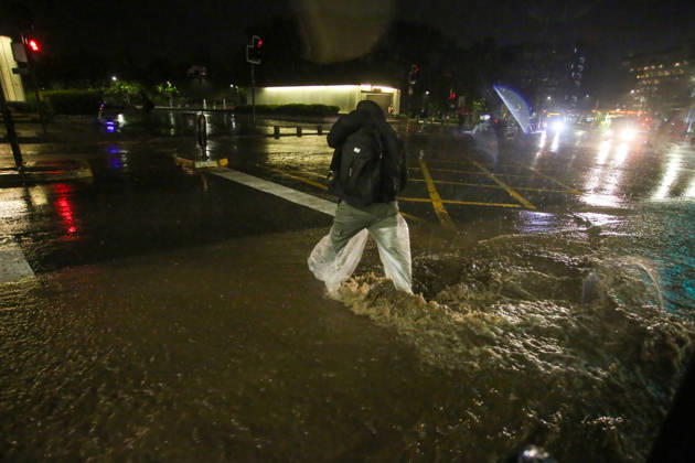 Santiago, October 20, 2026: A flooded street at the intersection of Camino el Alba and Apoquindo during the storm affecting the metropolitan region. Jonnathan Oyarzun, Aton Chile, Santiago, Chile. Aton 1201271  Copyright: JONNATHANxOYARZUN ATONxCHILE