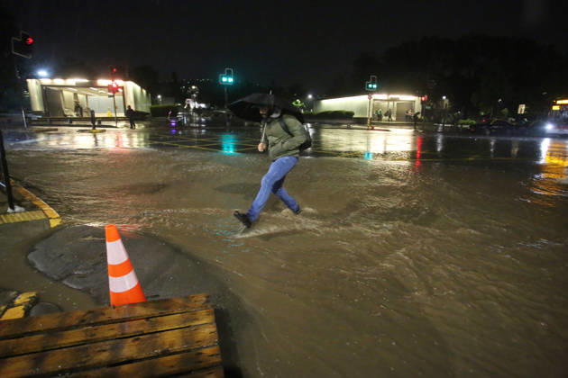 Santiago, October 20, 2026: A flooded street at the intersection of Camino el Alba and Apoquindo during the storm affecting the metropolitan region. Jonnathan Oyarzun, Aton Chile, Santiago, Chile. Aton 1201252  Copyright: JONNATHANxOYARZUN ATONxCHILE