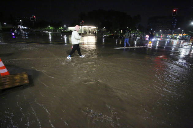 Santiago, October 20, 2026 A flooded street at the intersection of Camino el Alba and Apoquindo during the storm affecting the metropolitan region Jonnathan Oyarzun Aton Chile, Santiago, Chile Aton 1201253  Copyright: JONNATHANxOYARZUN ATONxCHILE