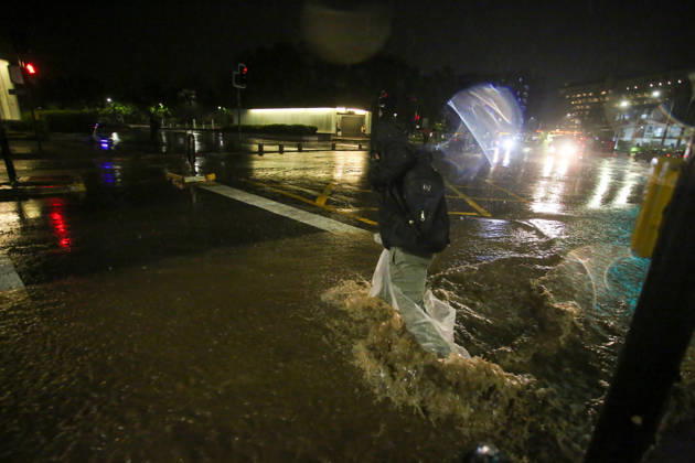 Santiago, October 20, 2026: A flooded street at the intersection of Camino el Alba and Apoquindo during the storm affecting the metropolitan region. Jonnathan Oyarzun, Aton Chile, Santiago, Chile. Aton 1201260  Copyright: JONNATHANxOYARZUN ATONxCHILE