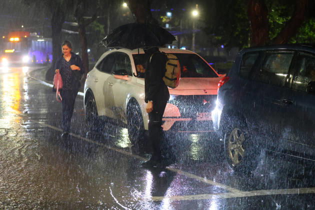 Santiago, October 20, 2026: A flooded street at the intersection of Camino el Alba and Apoquindo during the storm affecting the metropolitan region. Jonnathan Oyarzun, Aton Chile, Santiago, Chile. Aton 1201262  Copyright: JONNATHANxOYARZUN ATONxCHILE