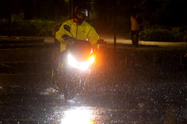 Santiago, October 20, 2026: A flooded street at the intersection of Camino el Alba and Apoquindo during the storm affecting the metropolitan region. Jonnathan Oyarzun, Aton Chile, Santiago, Chile. Aton 1201264  Copyright: JONNATHANxOYARZUN ATONxCHILE