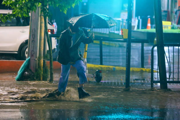 Santiago, October 20, 2026 A flooded street at the intersection of Camino el Alba and Apoquindo during the storm affecting the metropolitan region Jonnathan Oyarzun Aton Chile, Santiago, Chile Aton 1201267  Copyright: JONNATHANxOYARZUN ATONxCHILE