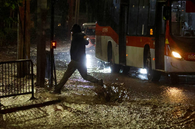Santiago, October 20, 2026: A flooded street at the intersection of Camino el Alba and Apoquindo during the storm affecting the metropolitan region. Jonnathan Oyarzun, Aton Chile, Santiago, Chile. Aton 1201269  Copyright: JONNATHANxOYARZUN ATONxCHILE