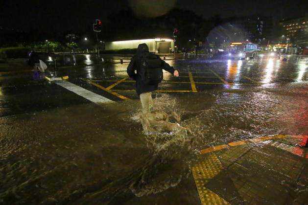 Santiago, October 20, 2026 A flooded street at the intersection of Camino el Alba and Apoquindo during the storm affecting the metropolitan region Jonnathan Oyarzun Aton Chile, Santiago, Chile Aton 1201270  Copyright: JONNATHANxOYARZUN ATONxCHILE