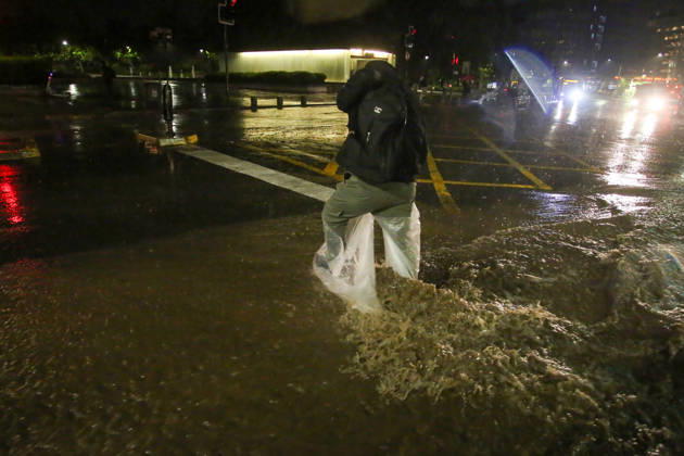Santiago, October 20, 2026: A flooded street at the intersection of Camino el Alba and Apoquindo during the storm affecting the metropolitan region. Jonnathan Oyarzun, Aton Chile, Santiago, Chile. Aton 1201272  Copyright: JONNATHANxOYARZUN ATONxCHILE