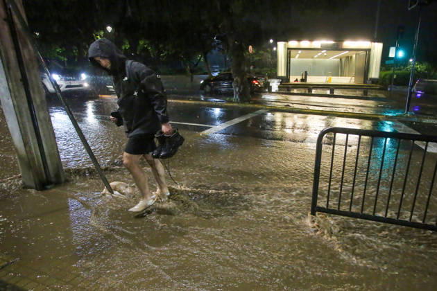 Santiago, October 20, 2026: A flooded street at the intersection of Camino el Alba and Apoquindo during the storm affecting the metropolitan region. Jonnathan Oyarzun, Aton Chile, Santiago, Chile. Aton 1201273  Copyright: JONNATHANxOYARZUN ATONxCHILE