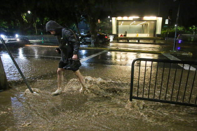 Santiago, October 20, 2026: A flooded street at the intersection of Camino el Alba and Apoquindo during the storm affecting the metropolitan region. Jonnathan Oyarzun, Aton Chile, Santiago, Chile. Aton 1201274  Copyright: JONNATHANxOYARZUN ATONxCHILE