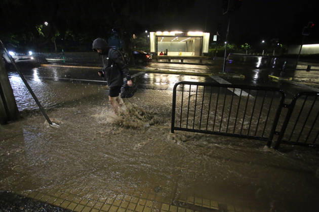 Santiago, October 20, 2026: A flooded street at the intersection of Camino el Alba and Apoquindo during the storm affecting the metropolitan region. Jonnathan Oyarzun, Aton Chile, Santiago, Chile. Aton 1201275  Copyright: JONNATHANxOYARZUN ATONxCHILE