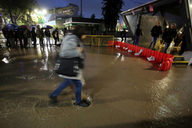 Santiago, October 20, 2026: A flooded street at the intersection of Camino el Alba and Apoquindo during the storm affecting the metropolitan region. Jonnathan Oyarzun, Aton Chile, Santiago, Chile. Aton 1201278  Copyright: JONNATHANxOYARZUN ATONxCHILE
