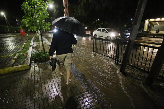 Santiago, October 20, 2026: A flooded street at the intersection of Camino el Alba and Apoquindo during the storm affecting the metropolitan region. Jonnathan Oyarzun, Aton Chile, Santiago, Chile. Aton 1201289  Copyright: JONNATHANxOYARZUN ATONxCHILE