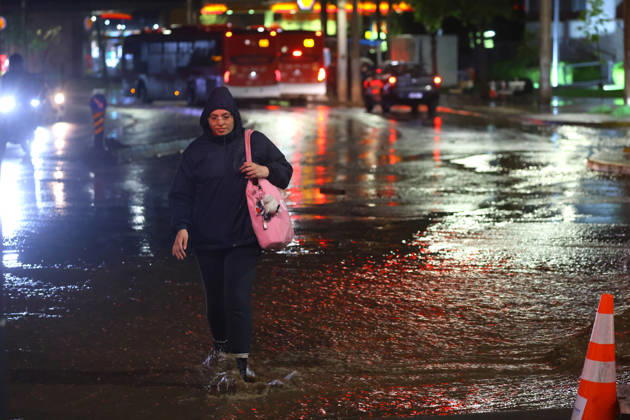 Santiago, October 20, 2026 A flooded street at the intersection of Camino el Alba and Apoquindo during the storm affecting the metropolitan region Jonnathan Oyarzun Aton Chile, Santiago, Chile Aton 1201291  Copyright: JONNATHANxOYARZUN ATONxCHILE