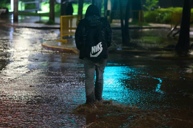 Santiago, October 20, 2026 A flooded street at the intersection of Camino el Alba and Apoquindo during the storm affecting the metropolitan region Jonnathan Oyarzun Aton Chile, Santiago, Chile Aton 1201298  Copyright: JONNATHANxOYARZUN ATONxCHILE