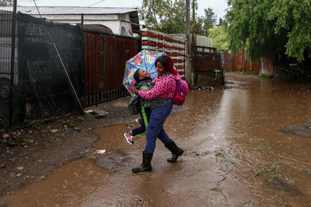 Heavy rainfall triggers red alert and emergency evacuations in Chile TALAGANTE, CHILE – OCTOBER 20: A migrant woman helps her son cross a flooded street in Talagante, on the outskirts of Santiago, Chile, on October 20, 2026. On Tuesday, Chile declared a red alert for the Metropolitan Region due to heavy rainfall, marking the wettest October in Santiago in more than a century. Lucas Aguayo Araos Anadolu Talagante Chile. Editorial use only. Please get in touch for any other usage.  Copyright: x2026xAnadoluxLucasxAguayoxAraosx