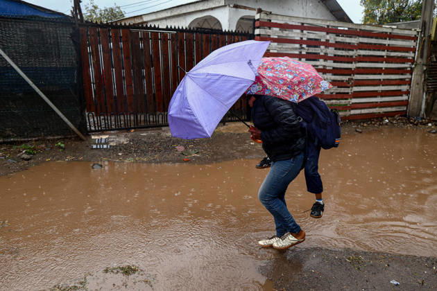 Heavy rainfall triggers red alert and emergency evacuations in Chile TALAGANTE, CHILE – OCTOBER 20: A migrant woman helps her son cross a flooded street in Talagante, on the outskirts of Santiago, Chile, on October 20, 2026. On Tuesday, Chile declared a red alert for the Metropolitan Region due to heavy rainfall, marking the wettest October in Santiago in more than a century. Lucas Aguayo Araos Anadolu Talagante Chile. Editorial use only. Please get in touch for any other usage.  Copyright: x2026xAnadoluxLucasxAguayoxAraosx