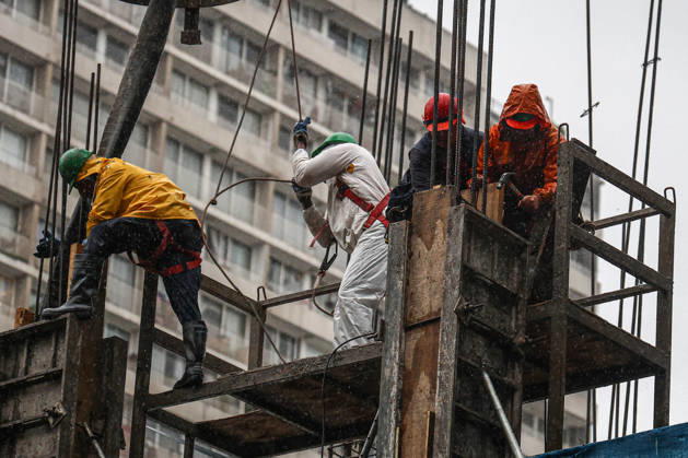 Heavy rainfall triggers red alert and emergency evacuations in Chile SANTIAGO, CHILE – OCTOBER 20: Construction workers labor in the rain in Santiago, Chile, on October 20, 2026. On Tuesday, Chile declared a red alert for the Metropolitan Region due to heavy rainfall, marking the wettest October in Santiago in over a century. Lucas Aguayo Araos Anadolu Talagante Chile. Editorial use only. Please get in touch for any other usage.  Copyright: x2026xAnadoluxLucasxAguayoxAraosx