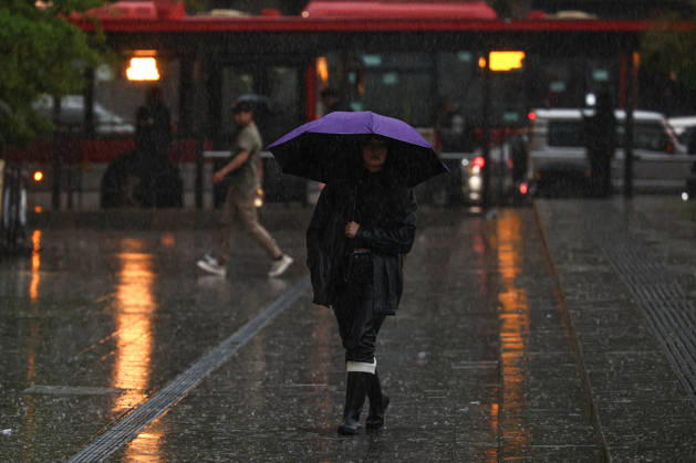 Heavy rainfall triggers red alert and emergency evacuations in Chile SANTIAGO, CHILE – OCTOBER 20: A woman shields herself from the rain with an umbrella in Santiago, Chile, on October 20, 2026. On Tuesday, Chile declared a red alert for the Metropolitan Region due to heavy rainfall, marking the wettest October in Santiago in more than a century. Lucas Aguayo Araos Anadolu Talagante Chile. Editorial use only. Please get in touch for any other usage.  Copyright: x2026xAnadoluxLucasxAguayoxAraosx