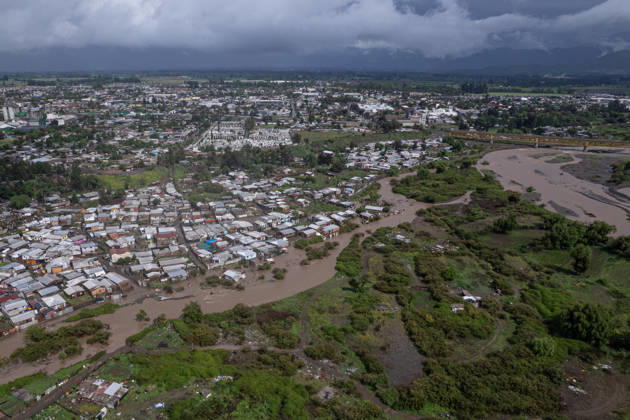 Heavy rainfall triggers red alert and emergency evacuations in Chile TALAGANTE, CHILE – OCTOBER 20: Aerial views of homes affected by the overflowing of the Mapocho River following rainfall in Talagante, on the outskirts of Santiago, Chile, on October 20, 2026. On Tuesday, Chile declared a red alert for the Metropolitan Region due to heavy rainfall, marking the wettest October in Santiago in over a century. Lucas Aguayo Araos Anadolu Talagante Chile. Editorial use only. Please get in touch for any other usage.  Copyright: x2026xAnadoluxLucasxAguayoxAraosx