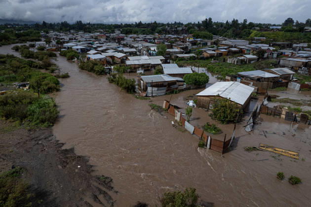 Heavy rainfall triggers red alert and emergency evacuations in Chile TALAGANTE, CHILE – OCTOBER 20: Aerial views of homes affected by the overflowing of the Mapocho River following rainfall in Talagante, on the outskirts of Santiago, Chile, on October 20, 2026. On Tuesday, Chile declared a red alert for the Metropolitan Region due to heavy rainfall, marking the wettest October in Santiago in over a century. Lucas Aguayo Araos Anadolu Talagante Chile. Editorial use only. Please get in touch for any other usage.  Copyright: x2026xAnadoluxLucasxAguayoxAraosx