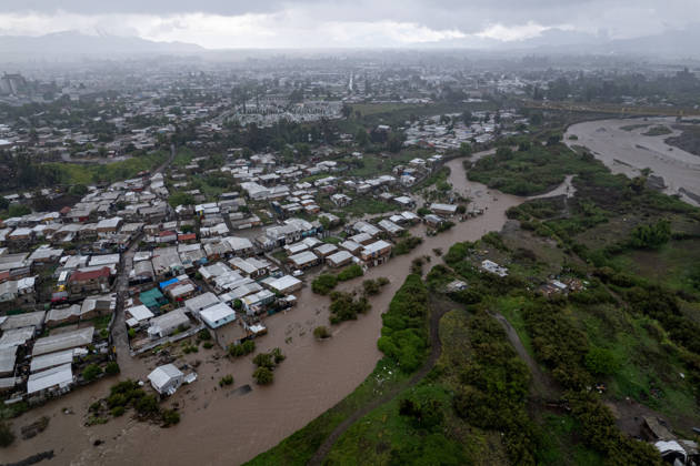 Heavy rainfall triggers red alert and emergency evacuations in Chile TALAGANTE, CHILE – OCTOBER 20: Aerial views of homes affected by the overflowing of the Mapocho River following rainfall in Talagante, on the outskirts of Santiago, Chile, on October 20, 2026. On Tuesday, Chile declared a red alert for the Metropolitan Region due to heavy rainfall, marking the wettest October in Santiago in over a century. Lucas Aguayo Araos Anadolu Talagante Chile. Editorial use only. Please get in touch for any other usage.  Copyright: x2026xAnadoluxLucasxAguayoxAraosx