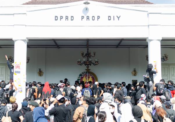 October 20, 2026, Yogyakarta, Indonesia: YOGYAKARTA, INDONESIA, OCTOBER 20, 2026: University students and activists hold banners and flags during a demonstration outside the Regional People s Representative Council (DPRD) building in Yogyakarta. The rally marks two years of President Prabowo Subianto and Vice President Gibran Rakabuming RakaÃ¢â‚¬â ¢s administration, with protesters calling for policy reforms and greater government accountability. Yogyakarta Indonesia  - ZUMAq101 20261020_zna_q101_292 Copyright: xMessaxAdixSaputrax