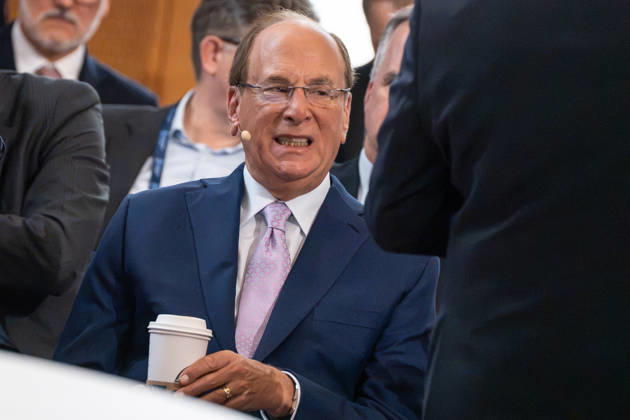 Larry Fink (Laurence Douglas Fink) with Starbucks Coffee s Pappbecker in the front row at the Berlin Global Dialogue in the former State Council building of the GDR; Berlin Global Dialogue 2026 (BGD 2026); theme: Advancing Alliances for a New Era ; Berlin, Germany; ESMT