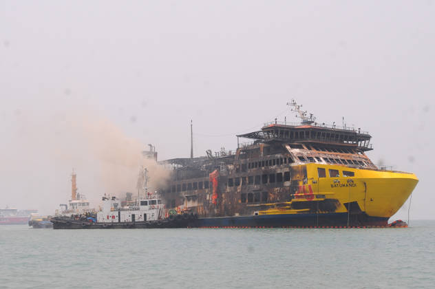 News Bilder des Tages Efforts are underway to extinguish a fire that broke out on a passenger ferry in Indonesia s Cilegon PELABUHAN MERAK, CILEGON, INDONESIA - OCTOBER 21: Fireboats take turns spraying water onto the passenger ferry KMP Batumandi to cool down the vessel after it caught fire while preparing to dock off Merak Port in Cilegon, Banten, Indonesia on Wednesday, October 21, 2026. The vessel caught fire on Tuesday, October 20, and rescue operations remain underway as the ship continues to emit smoke. Water is continuously sprayed to cool the vehicle deck containing numerous cars, motorcycles, buses, and trucks, while authorities confirm no fatalities have been reported. Dasril Roszandi Anadolu Pelabuhan Merak Indonesia. Editorial use only. Please get Copyright: x2026xAnadoluxDasrilxRoszandix