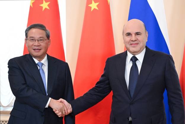 Russia China 9269466 21.10.2026 Chinese Premier Li Qiang and Russian Prime Minister Mikhail Mishustin shake hands as they pose for photos before the 31st regular meeting between Chinese and Russian heads of government at the Boris Yeltsin Presidential Library in St. Petersburg, Russia. Alexander Miridonov Sputnik St. Petersburg Russia  Copyright: xAlexanderxMiridonovx