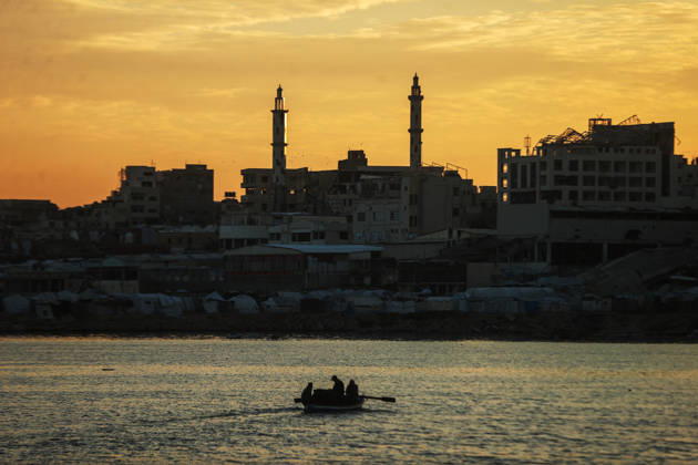 News Bilder des Tages Morning shift for Palestinian fishermen GAZA, PALESTINE - OCTOBER 21: Palestinian fishermen head out to sea early in the morning despite the risk of Israeli fire and sell their catch at the port of Gaza, amid a deepening humanitarian crisis and economic collapse under Israel s long-running blockade of the Gaza Strip, in Gaza, Palestine on October 21, 2026. Ali Jadallah Anadolu Gaza Gaza. Editorial use only. Please get in touch for any other usage.  Copyright: x2026xAnadoluxAlixJadallahx