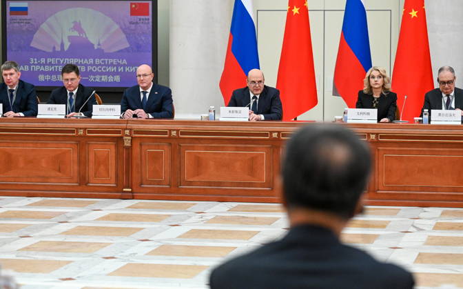 RUSSIA, ST PETERSBURG - OCTOBER 21, 2026: Mikhail Mishustin (C), Russia s Prime Minister, holds expanded talks with Li Qiang, Premier of China, at the Boris Yeltsin Presidential Library. Alexander Miridonov POOL TASS  99700858