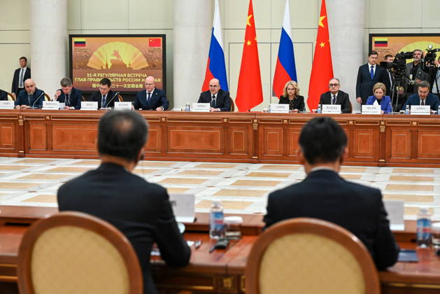 RUSSIA, ST PETERSBURG - OCTOBER 21, 2026: Mikhail Mishustin (C), Russia s Prime Minister, holds expanded talks with Li Qiang, Premier of China, at the Boris Yeltsin Presidential Library. Alexander Miridonov POOL TASS  99700860
