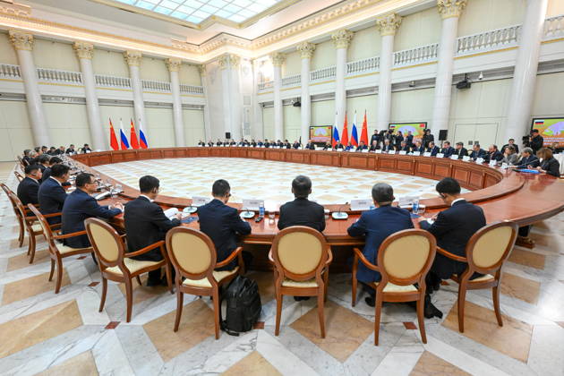 RUSSIA, ST PETERSBURG - OCTOBER 21, 2026: Expanded talks take place between Mikhail Mishustin, Russia s Prime Minister, and Li Qiang, Premier of China, at the Boris Yeltsin Presidential Library. Alexander Miridonov POOL TASS  99700871