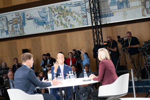 Larry Fink (Laurence Douglas Fink), CEO of BlackRock, speaks at the Berlin Global Dialogue in the former State Council building of the GDR, in conversation with Ola Källenius, CEO of Mercedes-Benz Group AG (on the left in the photo). Berlin Global Dialogue 2026 (BGD 2026), theme: Advancing Alliances for a New Era, Berlin, Berlin, Germany, ESMT