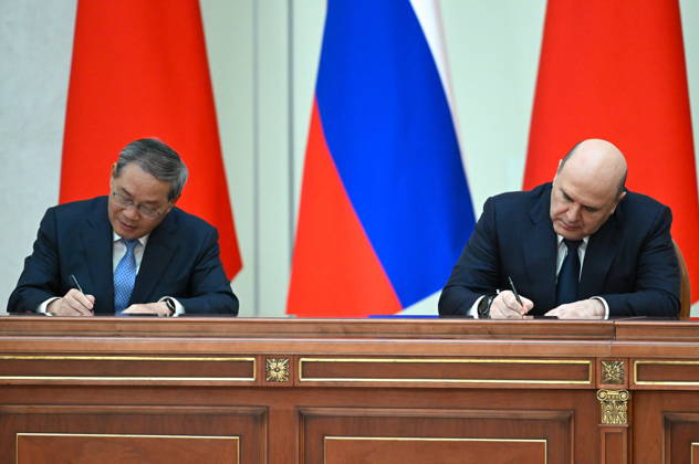 RUSSIA, ST PETERSBURG - OCTOBER 21, 2026: Li Qiang (L), Premier of China, and Mikhail Mishustin, Russia s Prime Minister, sign joint documets after talks at the Boris Yeltsin Presidential Library St Petersburg Russia  - ZUMAt113 20261021_zaa_t113_149 Copyright: xAlexanderxMiridonovx