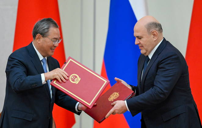 RUSSIA, ST PETERSBURG - OCTOBER 21, 2026: Li Qiang (L), Premier of China, and Mikhail Mishustin, Russia s Prime Minister, sign joint documets after talks at the Boris Yeltsin Presidential Library St Petersburg Russia  - ZUMAt113 20261021_zaa_t113_150 Copyright: xAlexanderxMiridonovx