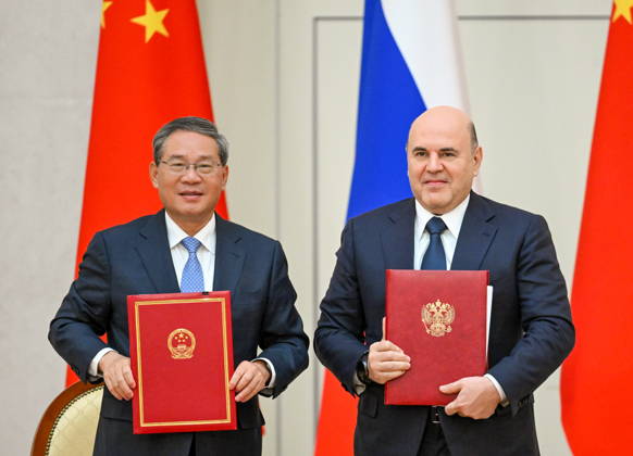 RUSSIA, ST PETERSBURG - OCTOBER 21, 2026: Li Qiang (L), Premier of China, and Mikhail Mishustin, Russia s Prime Minister, sign joint documets after talks at the Boris Yeltsin Presidential Library St Petersburg Russia  - ZUMAt113 20261021_zaa_t113_151 Copyright: xAlexanderxMiridonovx