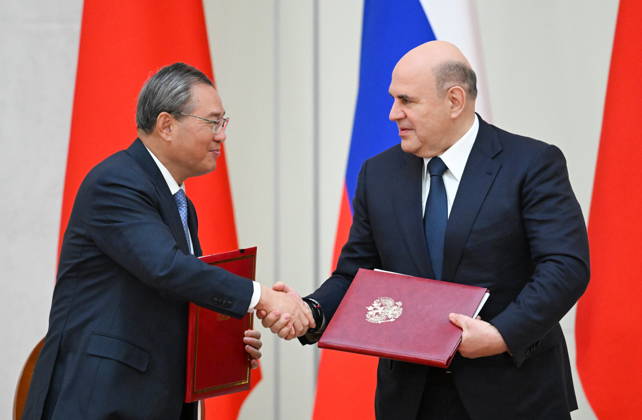 RUSSIA, ST PETERSBURG - OCTOBER 21, 2026: Li Qiang (L), Premier of China, and Mikhail Mishustin, Russia s Prime Minister, sign joint documets after talks at the Boris Yeltsin Presidential Library St Petersburg Russia  - ZUMAt113 20261021_zaa_t113_152 Copyright: xAlexanderxMiridonovx
