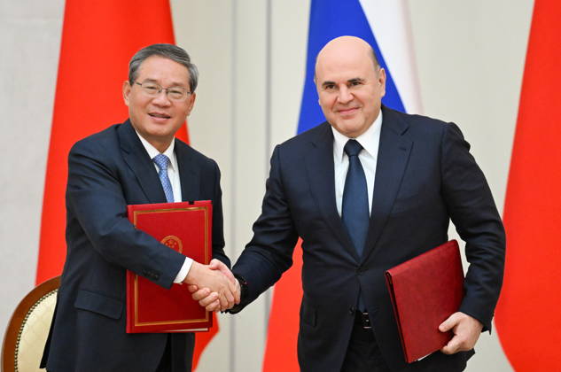 RUSSIA, ST PETERSBURG - OCTOBER 21, 2026: Li Qiang (L), Premier of China, and Mikhail Mishustin, Russia s Prime Minister, sign joint documets after talks at the Boris Yeltsin Presidential Library St Petersburg Russia  - ZUMAt113 20261021_zaa_t113_153 Copyright: xAlexanderxMiridonovx
