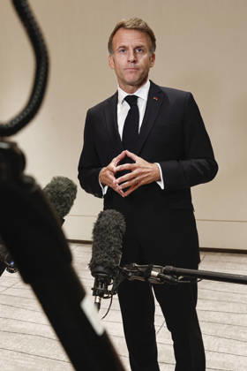President Macron At The Opswf Summit During His Visit To Qatar French President Emmanuel Macron gestures as he speaks to members of the media on the day of the 9th Annual One Planet Sovereign Wealth Funds (OPSWF) Summit, in Lusail, Qatar, October 21, 2026. Photo by Benoit Tessier Pool ABACAPRESS.COM Lusail Qatar Copyright: xTessierxBenoit Pool ABACAx