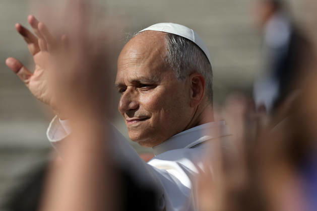 IPA89982096 - Vatican City - Italy, October 21, 2026: At the end of Mass, the pontiff leaves the square in the popemobile and greets the faithful. Pope Leo XIV presides over the Wednesday General Audience in St. Peter™s Square following his recovery from lung surgery. This morning, thousands of faithful and pilgrims from around the world gathered in St. Peter™s Square to attend the Wednesday General Audience with Pope Leo XIV. It was a moment of prayer, listening, and communion that filled the square with hope, reflection, and joy.  Copyright: xmarcoxiacobuccix xmarcoxiacobuccix IPA89982096
