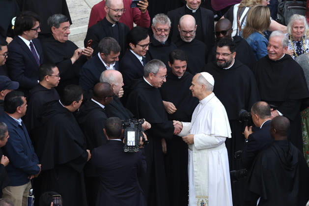 IPA89981934 - Vatican City - Italy, October 21, 2026: At the end of the audience, the pontiff greets and takes photos with various groups. Pope Leo XIV presides over the Wednesday General Audience in St. Peter™s Square following his recovery from lung surgery. This morning, thousands of faithful and pilgrims from around the world gathered in St. Peter™s Square to attend the Wednesday General Audience with Pope Leo XIV. It was a moment of prayer, listening, and fellowship that filled the square with hope, reflection, and joy.  Copyright: xmarcoxiacobuccix xmarcoxiacobuccix IPA89981934