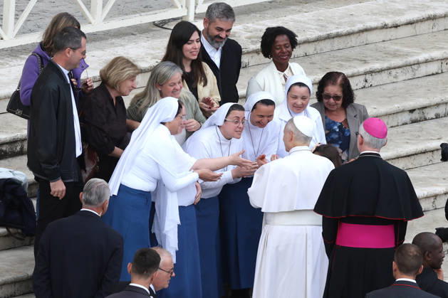 IPA89981954 - Vatican City - Italy, October 21, 2026: At the end of the audience, the pontiff greets and takes photos with some nuns. Pope Leo XIV presides over the Wednesday General Audience in St. Peter™s Square following his recovery from lung surgery. This morning, thousands of faithful and pilgrims from around the world gathered in St. Peter™s Square to attend the Wednesday General Audience with Pope Leo XIV. It was a moment of prayer, listening, and fellowship that filled the square with hope, reflection, and joy.  Copyright: xmarcoxiacobuccix xmarcoxiacobuccix IPA89981954