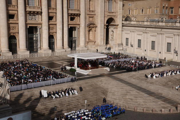IPA89979562 - Vatican City - Italy, October 21, 2026: Pope Leo XIV presides over the Wednesday General Audience in St. Peter™s Square following his recovery from lung surgery. This morning, thousands of faithful and pilgrims from around the world gathered in St. Peter™s Square to attend the Wednesday General Audience with Pope Leo XIV. It was a moment of prayer, listening, and fellowship that filled the square with hope, reflection, and joy.  Copyright: xmarcoxiacobuccix xmarcoxiacobuccix IPA89979562