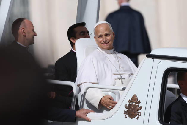 IPA89982057 - Vatican City - Italy, October 21, 2026: At the end of Mass, the pontiff leaves the square in the popemobile and greets the faithful. Pope Leo XIV presides over the Wednesday General Audience in St. Peter™s Square following his recovery from lung surgery. This morning, thousands of faithful and pilgrims from around the world gathered in St. Peter™s Square to attend the Wednesday General Audience with Pope Leo XIV. It was a moment of prayer, listening, and communion that filled the square with hope, reflection, and joy.  Copyright: xmarcoxiacobuccix xmarcoxiacobuccix IPA89982057