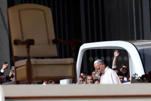 IPA89982044 - Vatican City - Italy, October 21, 2026: At the end of Mass, the pontiff leaves the square in the popemobile and greets the faithful. Pope Leo XIV presides over the Wednesday General Audience in St. Peter™s Square following his recovery from lung surgery. This morning, thousands of faithful and pilgrims from around the world gathered in St. Peter™s Square to attend the Wednesday General Audience with Pope Leo XIV. It was a moment of prayer, listening, and communion that filled the square with hope, reflection, and joy.  Copyright: xmarcoxiacobuccix xmarcoxiacobuccix IPA89982044
