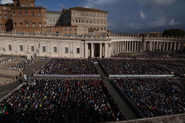 IPA89979571 - Vatican City - Italy, October 21, 2026: Pope Leo XIV presides over the Wednesday General Audience in St. Peter™s Square following his recovery from lung surgery. This morning, thousands of faithful and pilgrims from around the world gathered in St. Peter™s Square to attend the Wednesday General Audience with Pope Leo XIV. It was a moment of prayer, listening, and fellowship that filled the square with hope, reflection, and joy.  Copyright: xmarcoxiacobuccix xmarcoxiacobuccix IPA89979571
