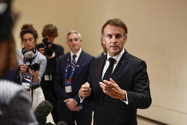 President Macron At The Opswf Summit During His Visit To Qatar French President Emmanuel Macron speaks to members of the media on the day of the 9th Annual One Planet Sovereign Wealth Funds (OPSWF) Summit, in Lusail, Qatar, October 21, 2026. Phot oby Benoit Tessier Pool ABACAPRESS.COM Lusail Qatar Copyright: xPool ABACAx